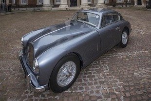 La première Aston Martin de James Bond aux enchères