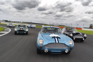 Cinq Aston Martin DB4 G.T. Continuation livrées à Silverstone