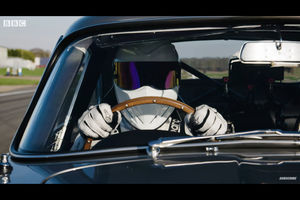 Embarquez avec The Stig dans une Aston Martin DB5 très spéciale