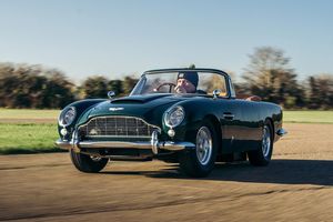 L'Aston Martin DB5 Junior en piste avec Darren Turner