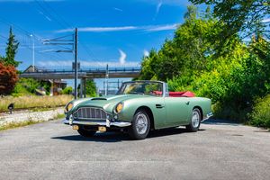 Une Aston Martin DB5 s'illustre lors de la vente RM Sotheby's de St Moritz