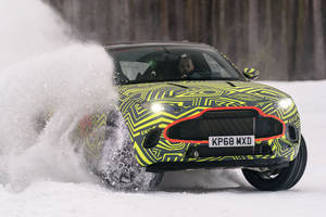 L'Aston Martin DBX en essais en Suède