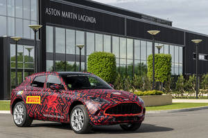 L'Aston Martin DBX sort des ateliers de St Athan