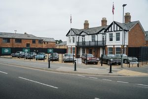 Aston Martin fête les 70 ans de son site historique de Newport Pagnell