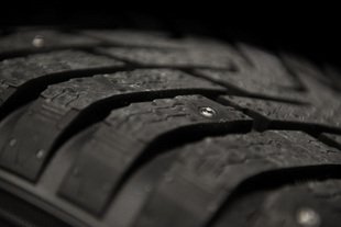 Nokian réinvente les pneus clous de Bond