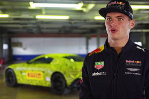 Max Verstappen en piste avec la nouvelle Aston Martin Vantage 