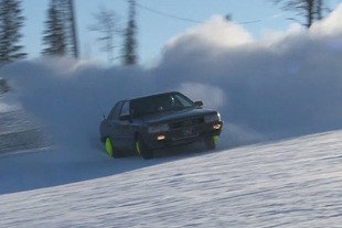 Audi 200 en drift sur la neige
