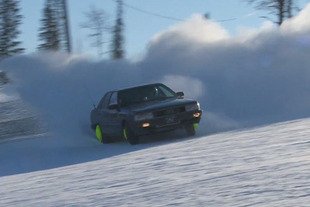 Audi 200 en drift sur la neige