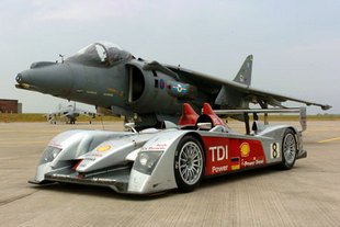 L'Audi R10 défie un avion de chasse !