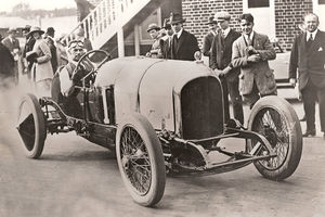 Bentley célèbre les 100 ans de sa première victoire en course