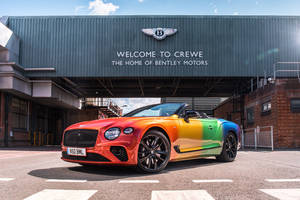 Une Bentley Continental GT V8 Cabriolet aux couleurs de l'arc en ciel