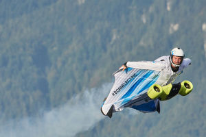 BMW i crée une wingsuit électrique