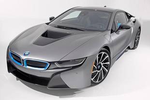 Une BMW i8 vendue 825 000 $ aux enchères