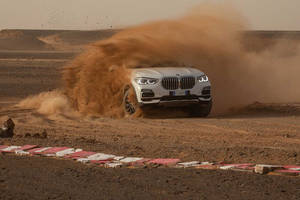 BMW recrée le circuit de Monza dans le désert pour son SUV X5 