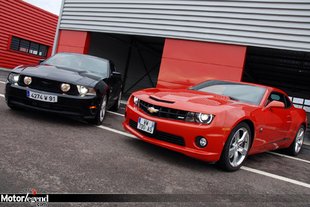 La Camaro devant la Mustang aux US