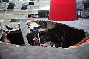 Huit Corvette dans un trou béant