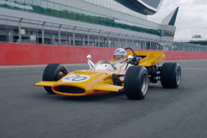 Derek Bell et la McLaren M9A de 1969 réunis