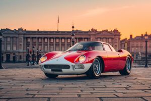 Une Ferrari 250 LM adjugée plus de 15 millions d'euros chez Artcurial