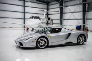 Une Ferrari Enzo quasi-neuve proposée aux enchères par RM Sotheby's