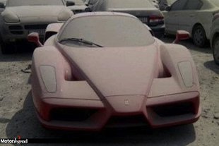 Une Ferrari Enzo abandonnée