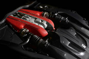 Le moteur de la Ferrari F12tdf dans le détail