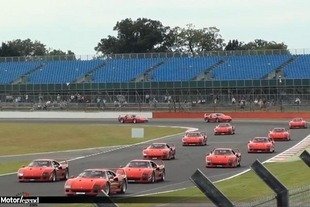 Record : 62 Ferrari F40 en parade