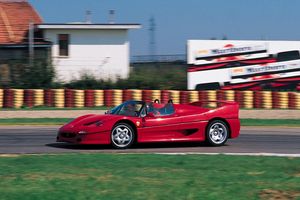 Ferrari fête les 30 ans de la F50 avec le F50 Legacy Tour 2025