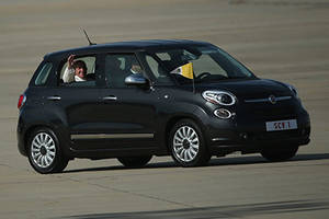 La Fiat 500L du pape François aux enchères