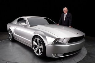 Iacocca fête les 45 ans de la Mustang