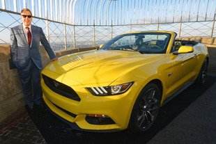 La Mustang Cabriolet est sur l'Empire State Building