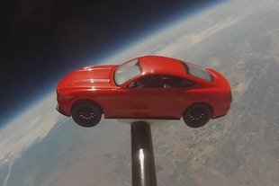 Un concessionnaire Ford envoie une Mustang dans l'espace