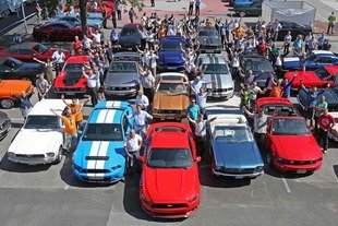 Ford fête les 50 ans de la Mustang à Cologne