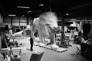 Un lion géant sur le stand Peugeot de Genève