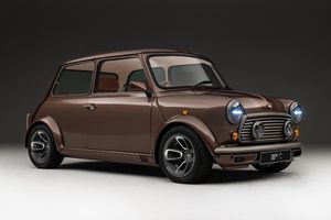 Ian Callum présente le premier exemplaire de la Mini Wood and Pickett