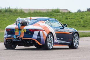 La Jaguar F-Type teste le parachute du Bloodhound SSC