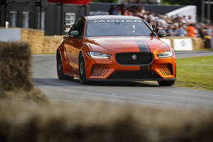 La Jaguar XE SV Project 8 primée à Goodwood