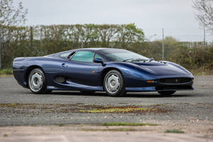 Deux Jaguar XJ220 aux enchères