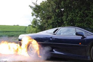 Vidéo : une Jaguar XJ220 en burnout !