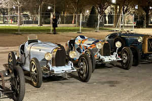 La parade nocturne du Salon Rétromobile illumine Paris