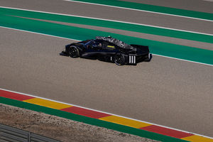 La Peugeot 9X8 en piste à Aragon... sans aileron