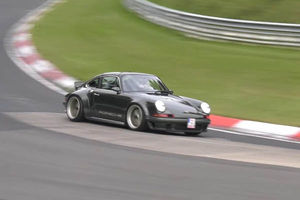 La Porsche 911 DLS de Singer en action sur la Nordschleife