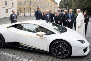 Lamborghini offre une Huracan RWD au pape François