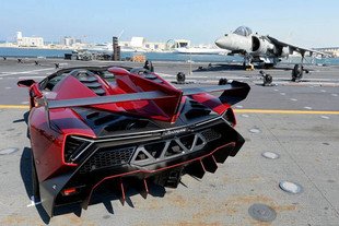 La Veneno Roadster sur un porte-avion