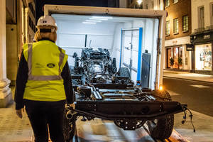 Insolite : Land Rover assemble un Defender dans un magasin