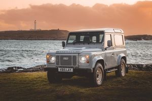 Land Rover Classic présente le Classic Defender Works V8 Islay Edition