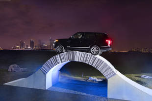 Range Rover : un pont en papier à escalader pour ses 45 ans