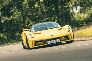 La Lotus Evija s'illustre lors du test de performance d'Autocar