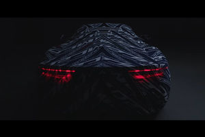 Une couverture de protection façon camouflage pour la Maserati MC20