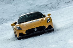 La nouvelle Maserati MC20 s'essaie sur la neige