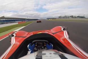 BAC Mono Vs McLaren P1 à Silverstone